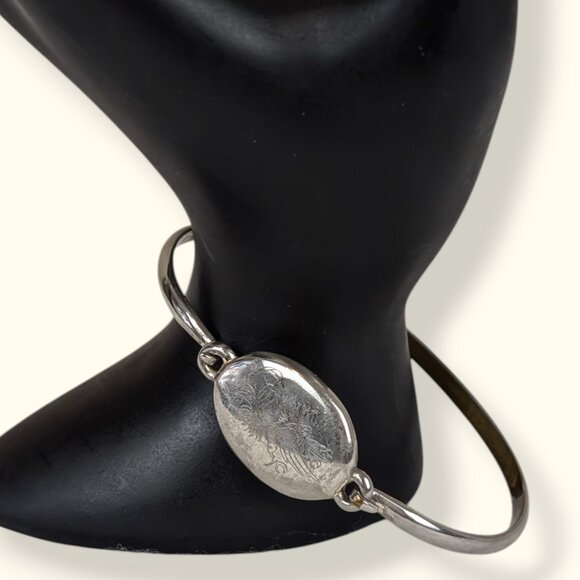 V. Etched Oval Link Bangle Bracelet - Picture 1 of 7